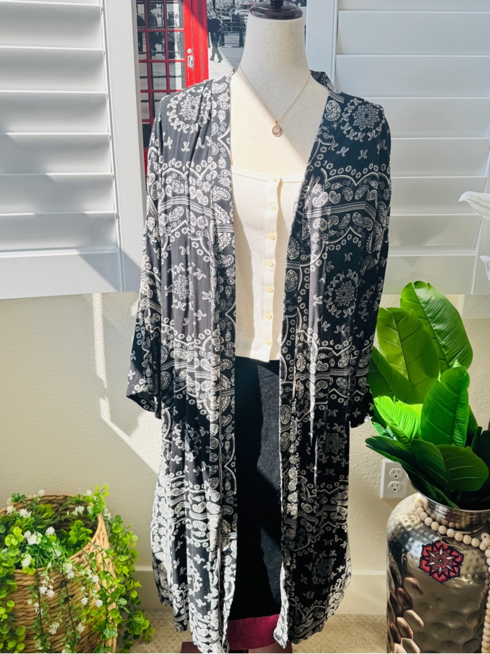 Coofandy. One size Kimono. Black Paisley Open-Front Kimono